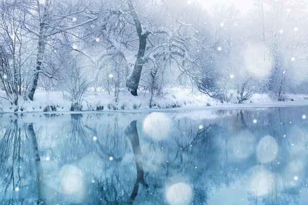 Inverno gelido con fiume ghiacciato