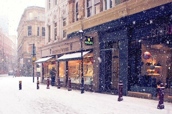 Straße in der Stadt, leichter Schneefall