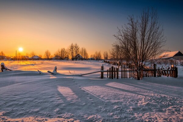 Alba nel villaggio in inverno. Patria