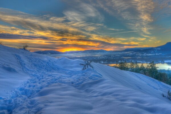 Winter Sonnenuntergang am Berg