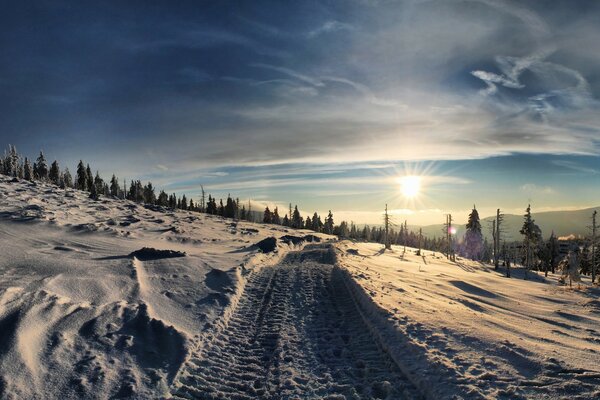 Paysage de l aube sur la route d hiver