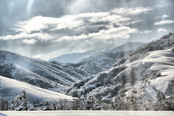 Neige blanche sur les montagnes