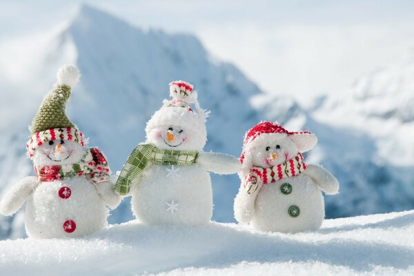 Schneemänner gingen zu Weihnachten in die Berge