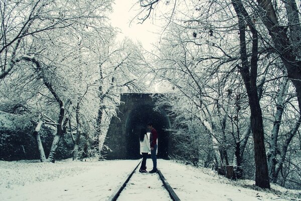 Tunel kolejowy wśród zimowych drzew