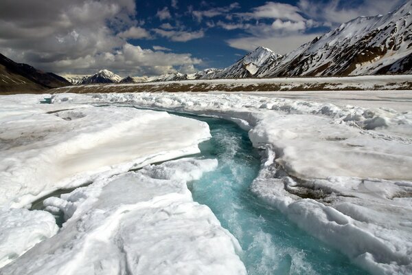 Der Fluss in den Bergen ist im Winter nicht gefroren