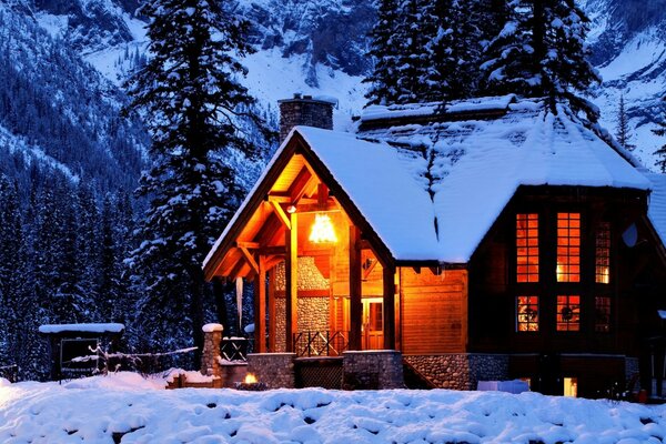 Теплый уютный дом в холодной зимой
