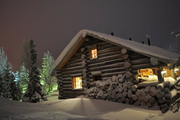 Luce nella finestra di una casa innevata