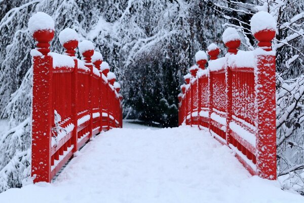 Winterbrücke mit rotem Geländer