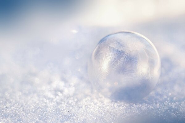 Seifenblase im Schnee gefroren