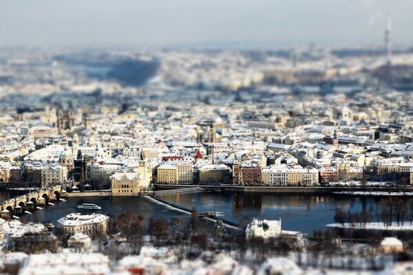 Die Stadt im Winter. Kein gefrorener Fluss