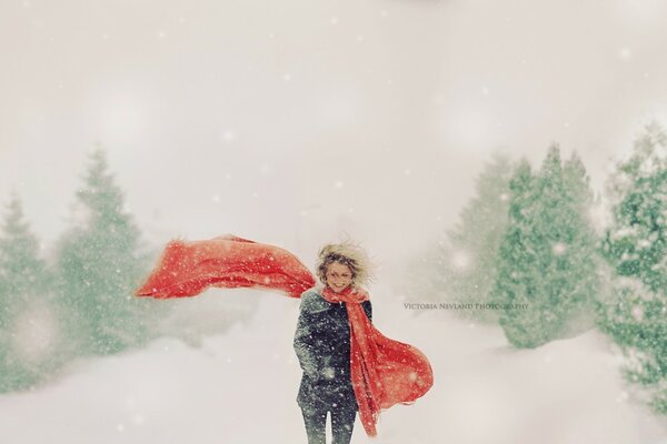 La ragazza in inverno si precipita a casa. Tempesta di neve