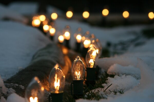 Luces de Navidad en la nieve blanca