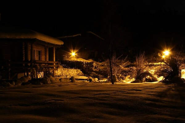 Paisaje nocturno de invierno en casa