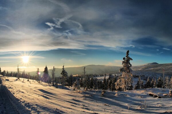 Valle innevata ai raggi del sole al tramonto