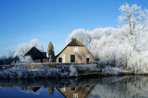 Maison au bord du lac en hiver