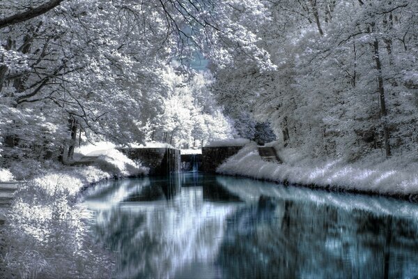 Invierno, el río cubierto de hielo espejo