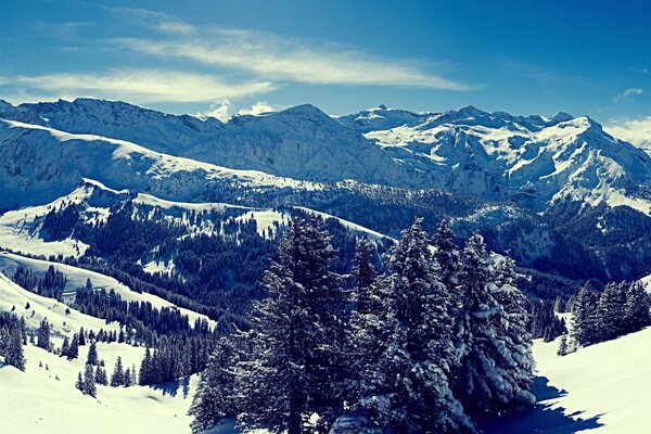 Schneebedeckte Berge auf malerischem Hintergrund