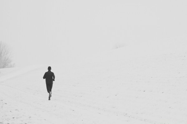 一个在雪路上奔跑的男人