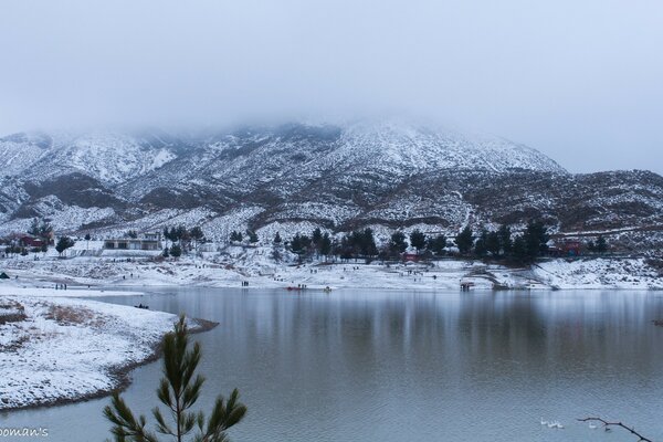 Lago en el fondo de las montañas cubiertas de nieve