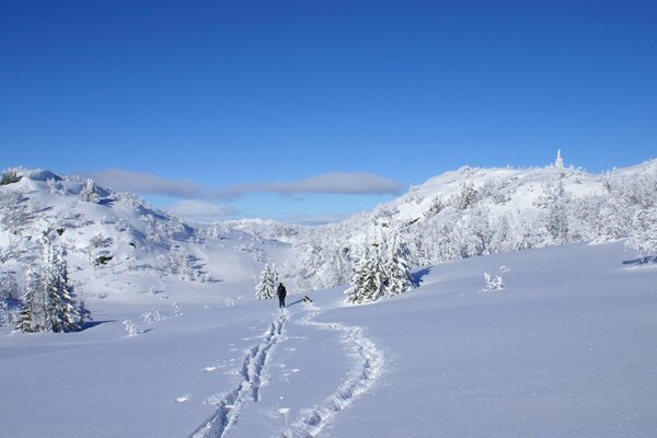 Schneeweiße Straße irgendwo in der Ferne