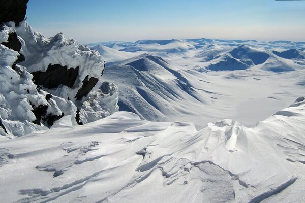 Blick vom Gipfel auf die schneebedeckten Berge