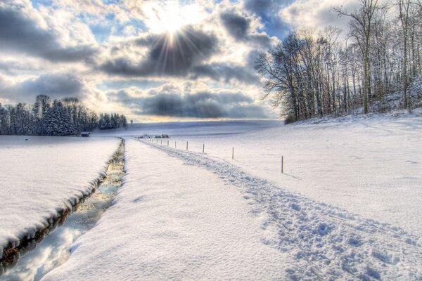 Winterstraße vor dem Hintergrund der Wolken