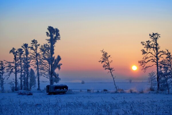 Winterlandschaft frostiger Sonnenaufgang