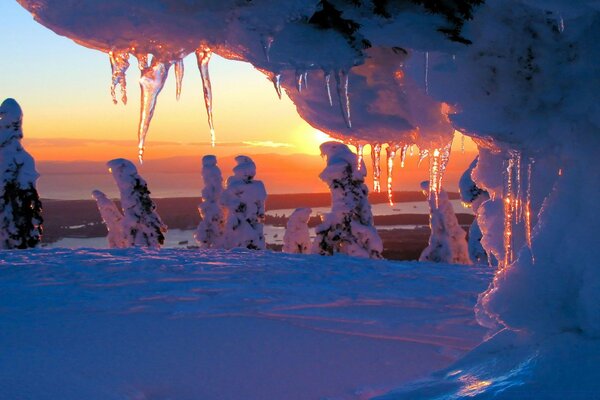 Evening trip to the winter ocean