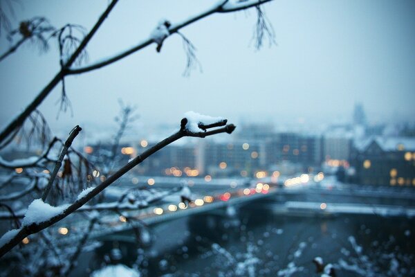 Snow and rain came to the city