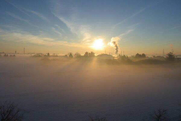 Sonnenaufgang. Frostiger Morgen. Winter Natur