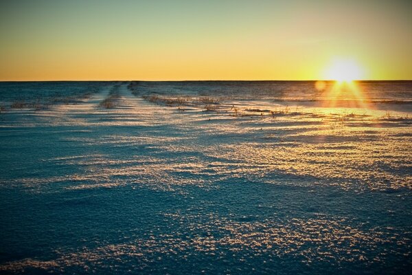 Sonnenuntergang in der Wintersteppe