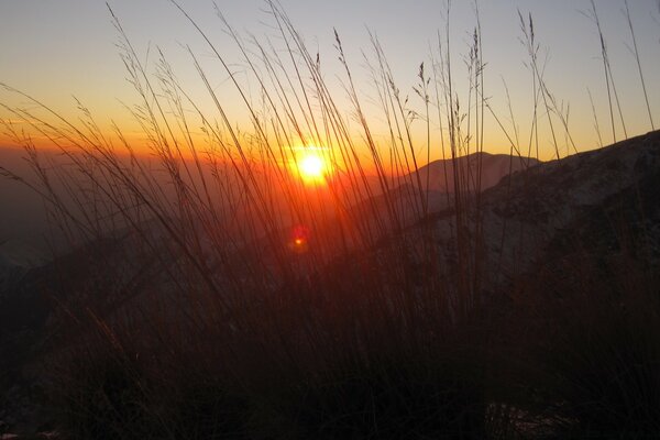 Pôr do sol nas montanhas de Inverno