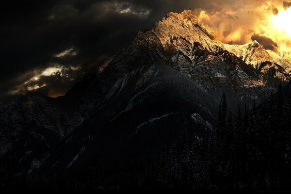 Paysage d hiver coucher de soleil dans les montagnes