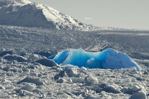 Schneebedeckte Eisschollen vor dem Hintergrund der schneebedeckten Berge