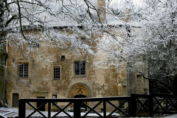 Antica casa in pietra innevata