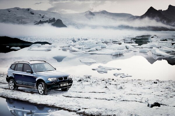 Montagnes de glace en hiver froid