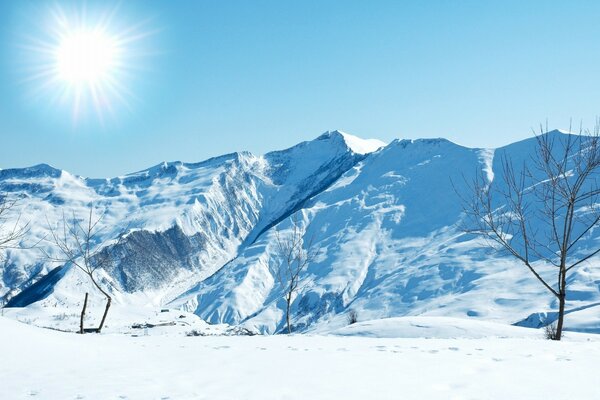 Paisaje de invierno. Heladas, montañas, sol brillante