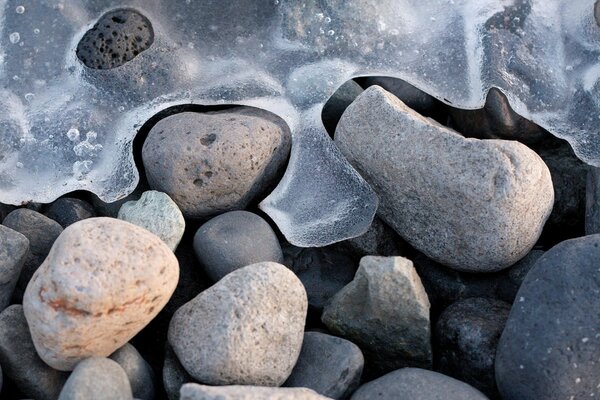 大石头。 厚厚的冰