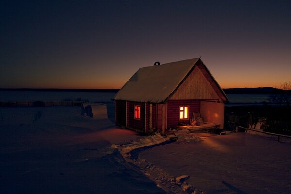 Maison solitaire dans la nuit