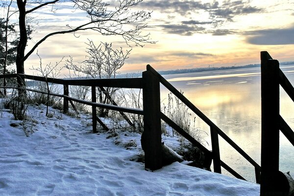 Pont d hiver sur les eaux sombres