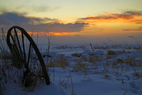 Coucher de soleil d hiver. Moulin à eau