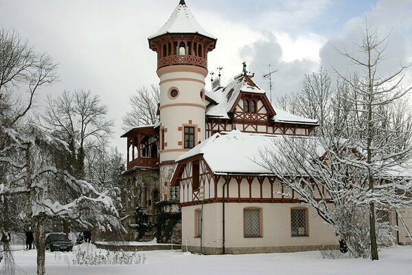 Casa de inverno com torre. Paisagem