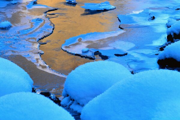 Gefrorenes Wasser im Meer