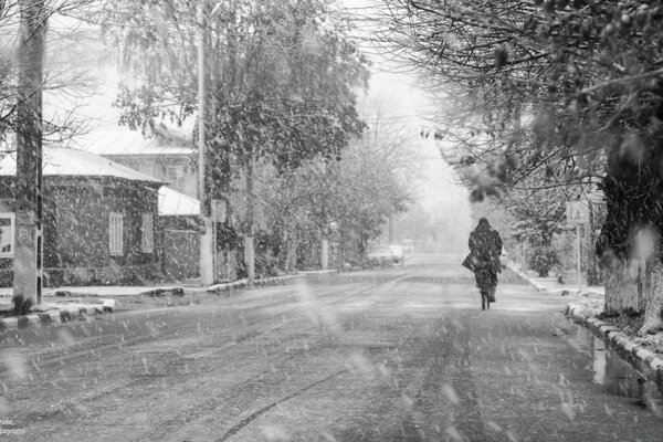 Hombre solitario en la calle