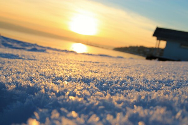 Aube d hiver. Maison d hiver