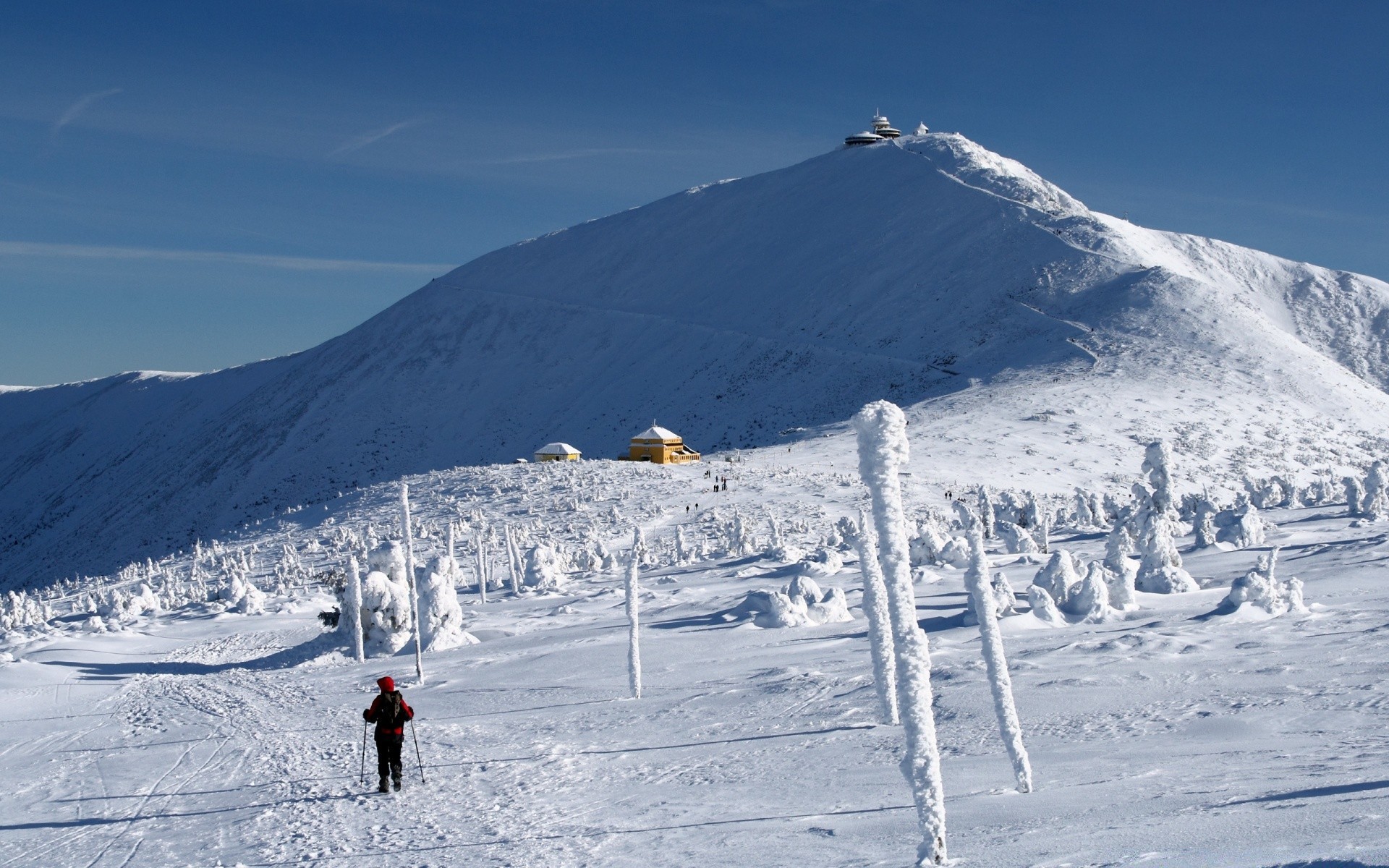 invierno nieve montañas frío hielo pico de montaña resort alta deporte esquiador colina nieve aventura subir