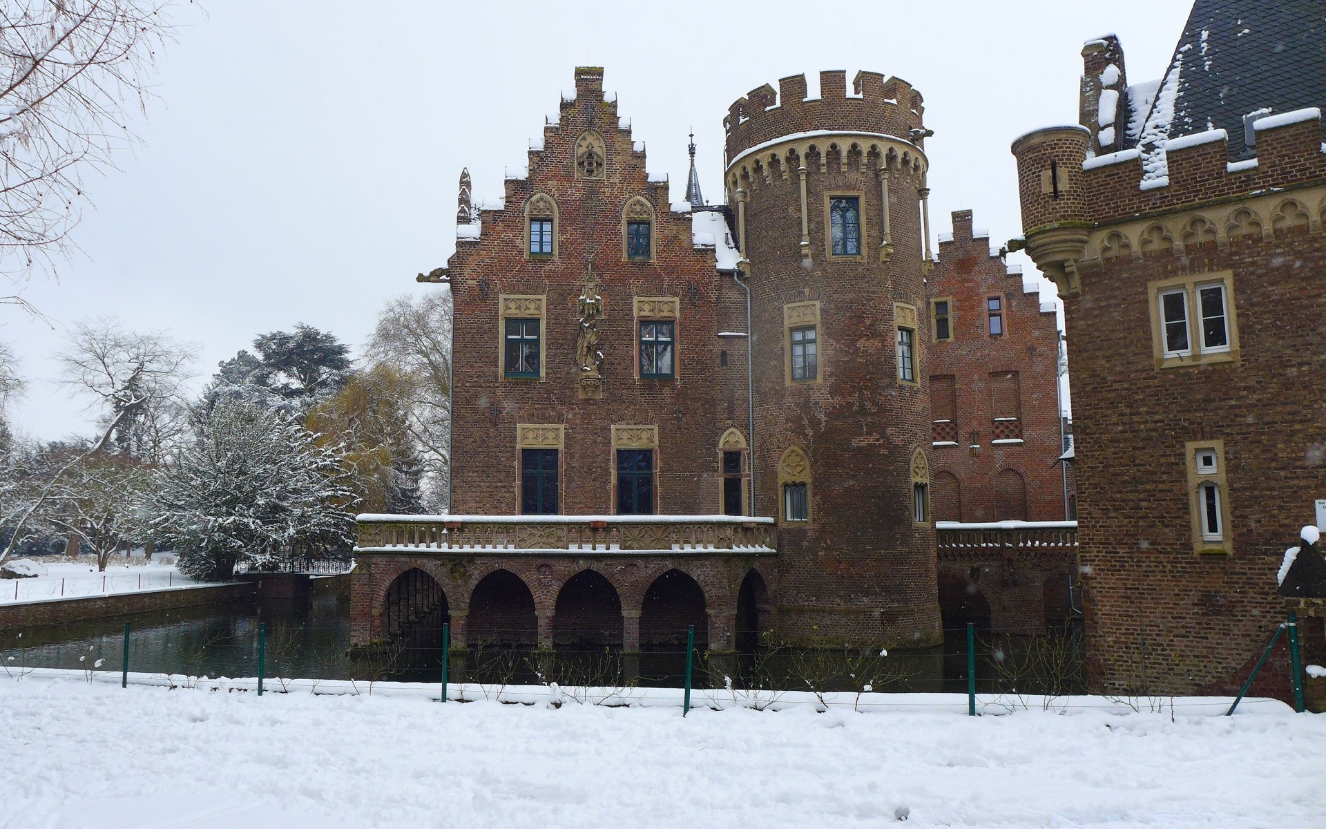 inverno architettura casa neve castello viaggi all aperto casa albero città case luce del giorno freddo museo città