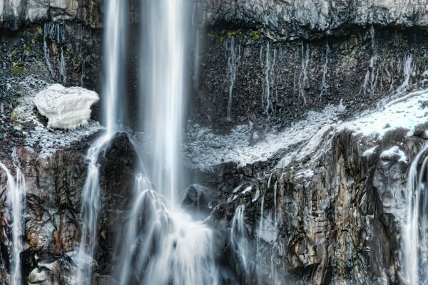 Cascada en las frías montañas rocosas