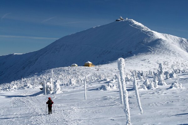 Ein einsamer Skifahrer unter einem Berg