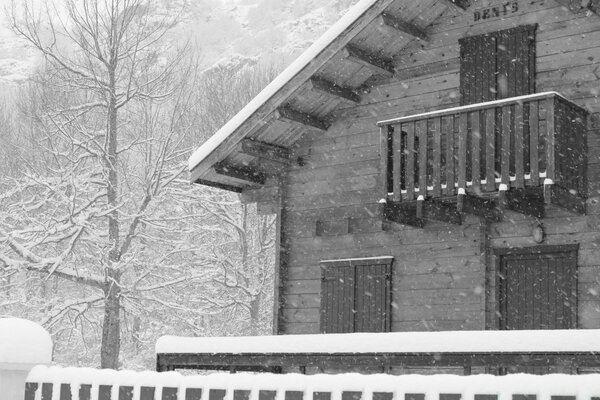 Haus im Winter an einem verschneiten Tag